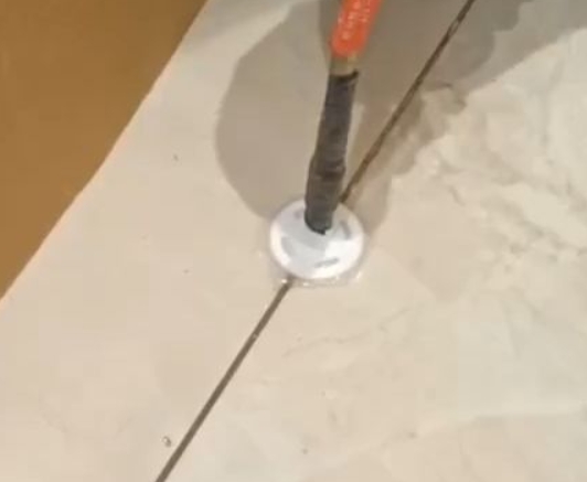 太原市瓷砖空鼓维修公司专业解答瓷砖在铺贴过程中，如果没有涂抹均匀到位的粘结材料（如水泥砂浆或瓷砖胶），可能会导致以下问题