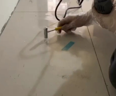 太原市瓷砖开裂维修公司专业分享瓷砖在铺贴前如果没有沥干水分，将会导致以下问题